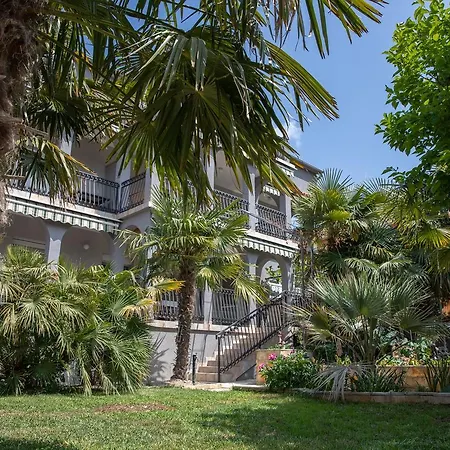 Dina * Biograd Na Moru