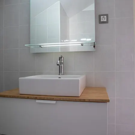 Dina Biograd Na Moru