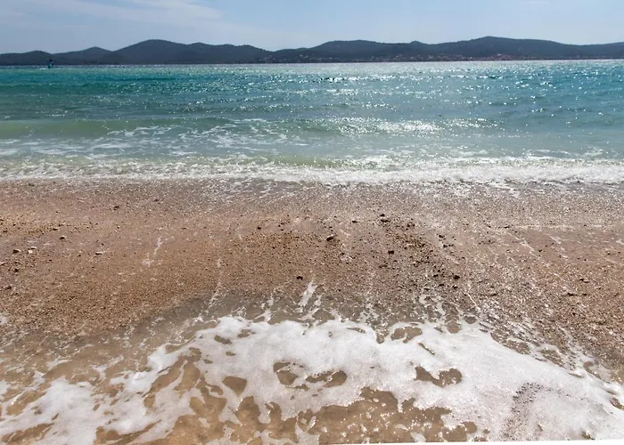 Dina * ביוגראד נה מורו