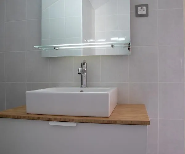 Dina ביוגראד נה מורו