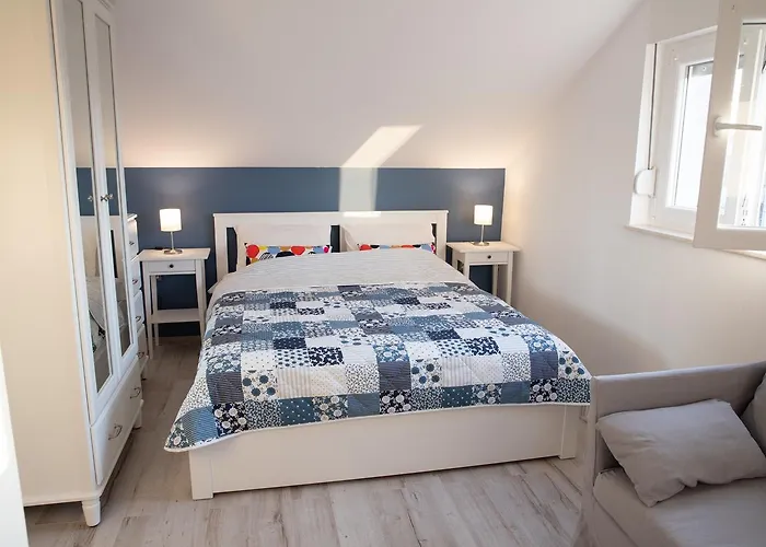 Dina ביוגראד נה מורו