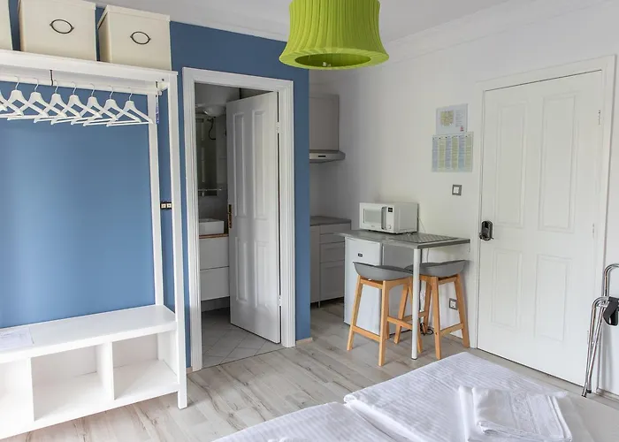 Dina Биоград-на-Мору