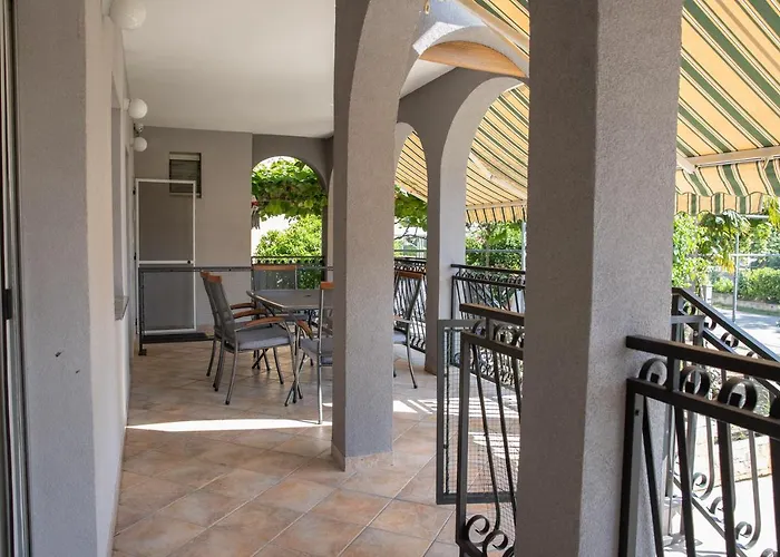 Dina דירה ביוגראד נה מורו