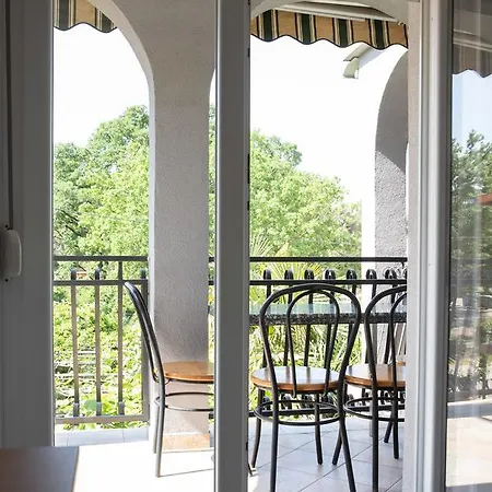 Dina Biograd Na Moru