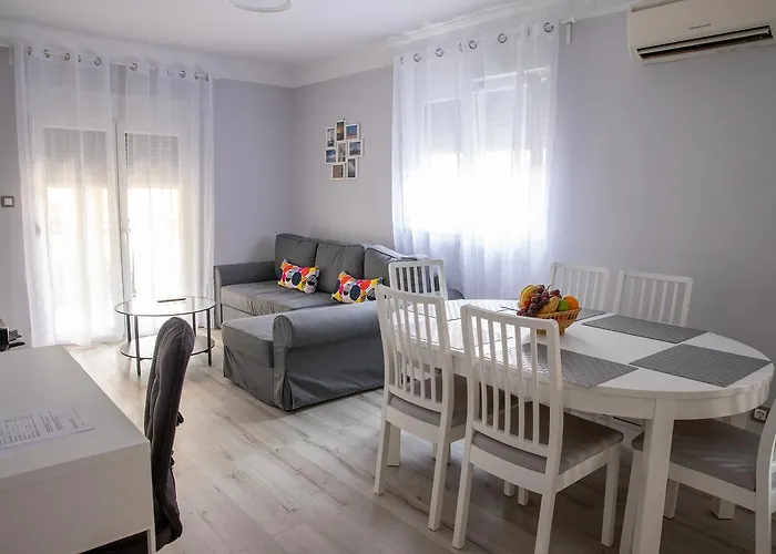 Dina Biograd Na Moru